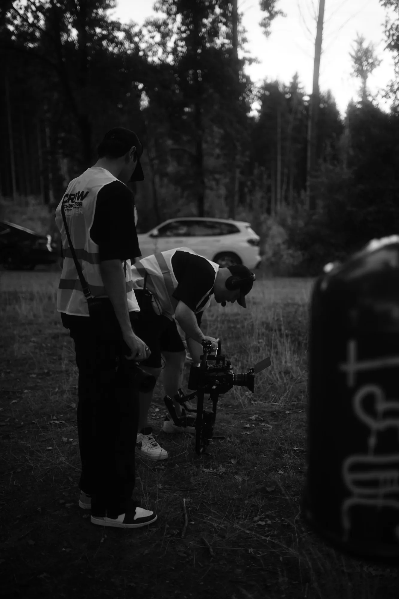 Am Set: Lucas richtet die Kamera am Gimbal ein, daneben ein Crew-Mitglied in Warnweste