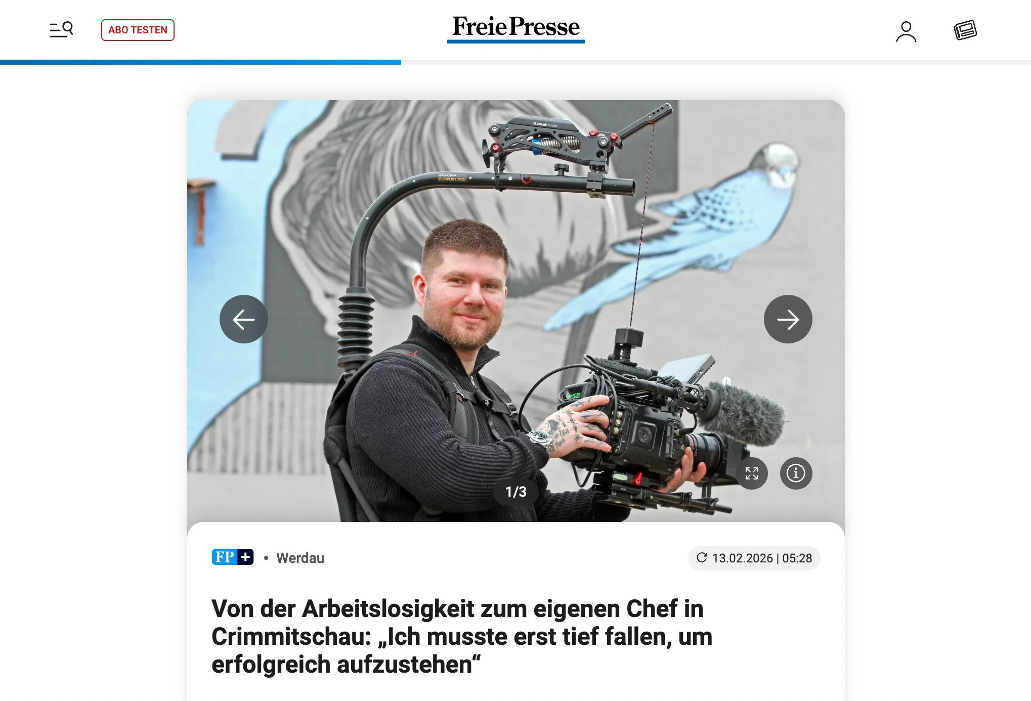 Der Artikel der Freien Presse: Lucas Brauer mit Kamera und Schwebestativ vor einem Wandbild