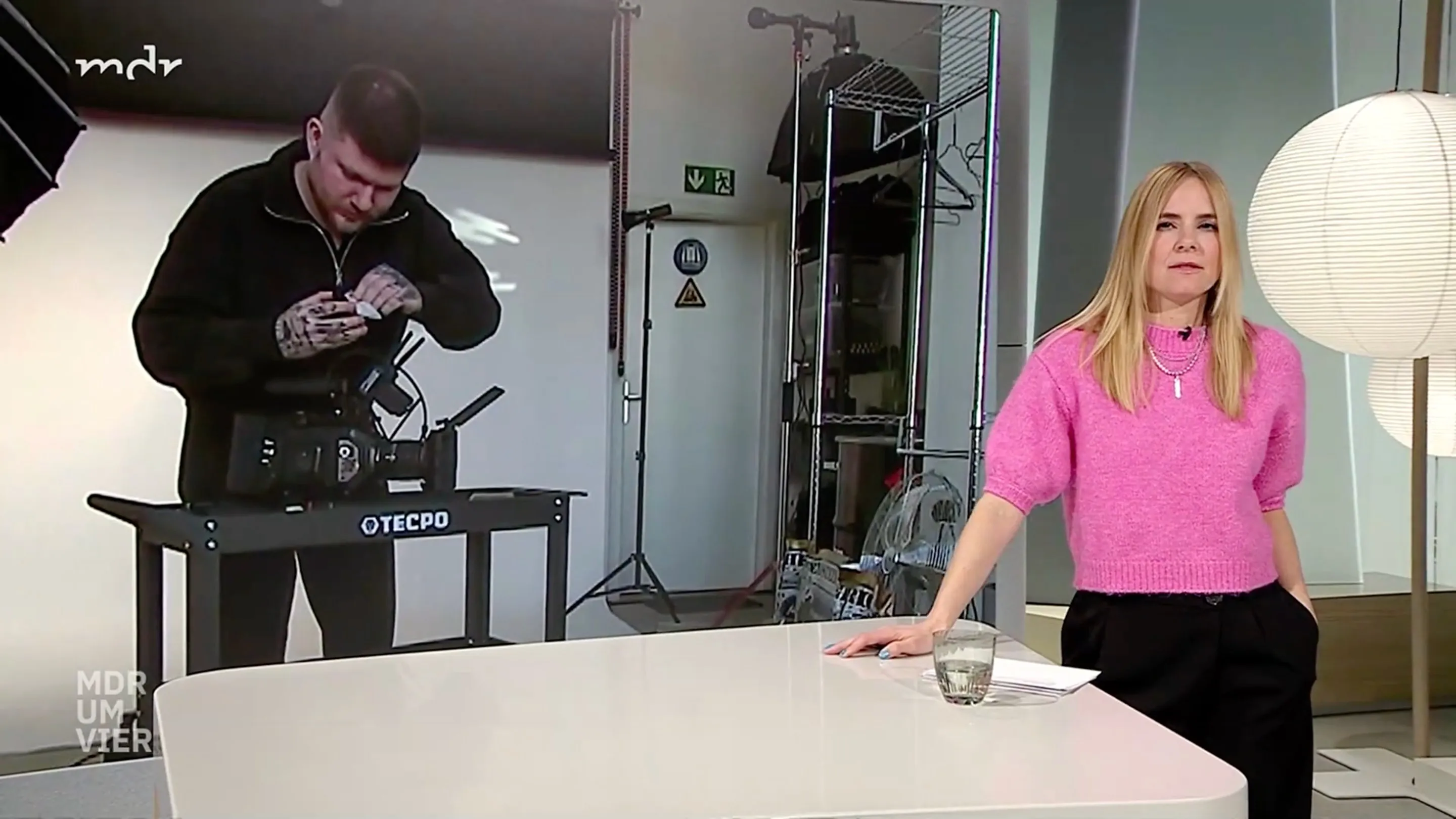 Sendungsbild aus MDR um Vier: Lucas Brauer an der Kamera im Studio, daneben die Moderatorin